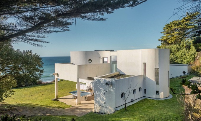 Praa Sands House | A sensational beach house just footsteps from Praa Sands Beach, with stunning sea views and hot tub