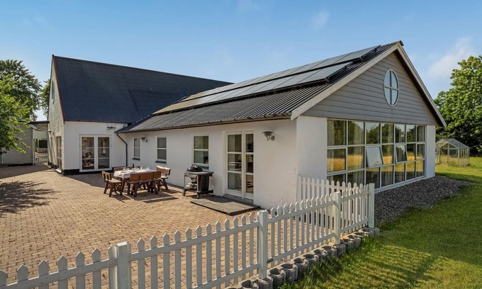 Snertinge House | A spacious cottage surrounded by golden fields awaits you.