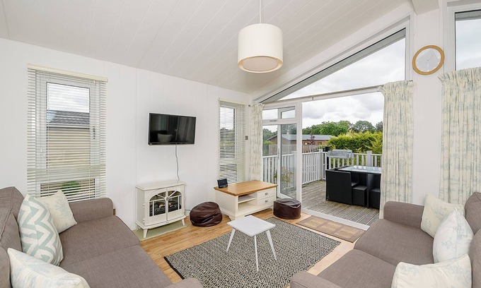 Honiton Ski Chalet | A spacious lodge with one master double with en suite shower room.