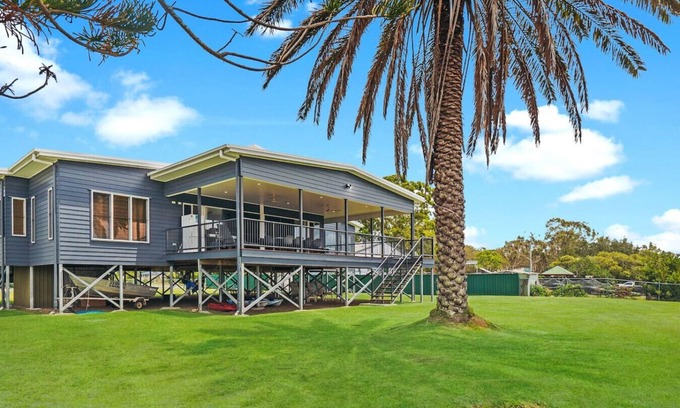 Meldale House | A Spacious Waterfront Retreat in Meldale for Up to 10 Guests