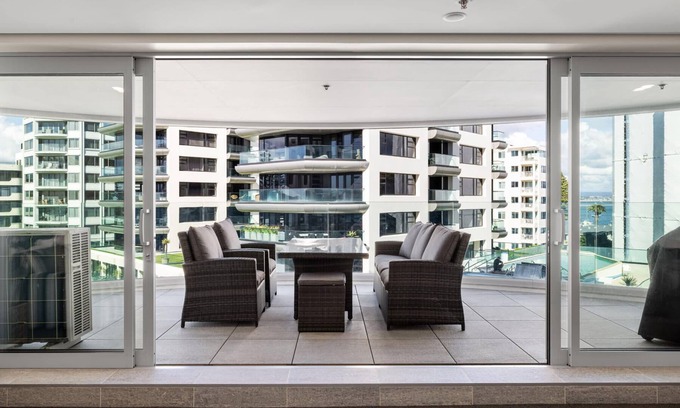 Mount Maunganui Apartment | A strand Of Paradise, Oceanside & Views with pool