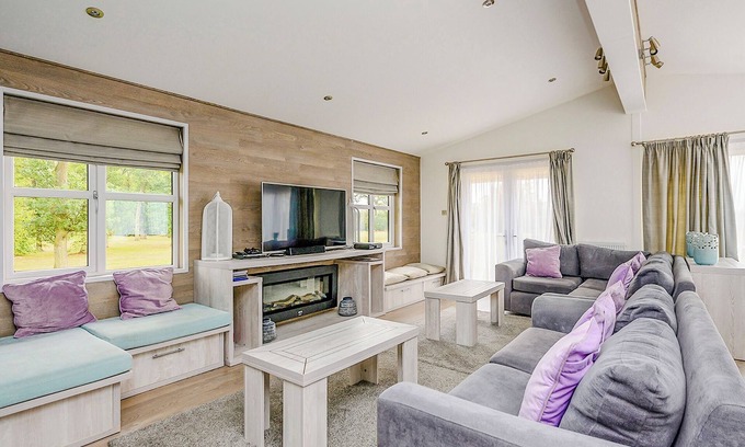 Bury St Edmunds Ski Chalet | A stunning lodge with one master double with en suite.