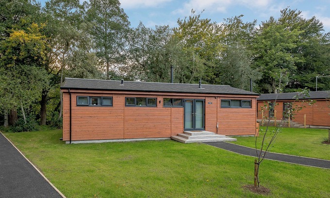 Annbank Ski Chalet | A stunning lodge with a centre lounge.