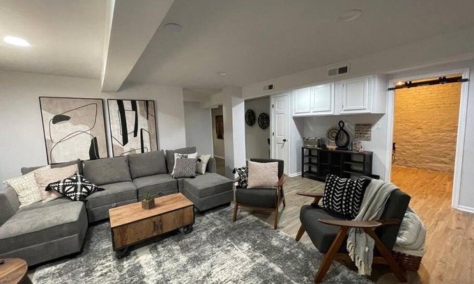 Grand Boulevard Apartment | A Stylish & Cozy Apartment near Downtown Chicago