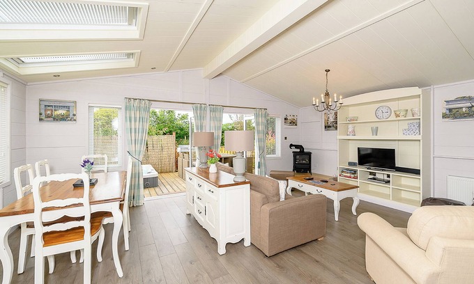 Honiton Ski Chalet | A stylish lodge with one master double with en suite shower room.