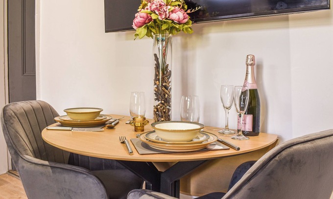 Chinley Cottage | A superbly finished holiday cottage lying within this quaint High Peak village.