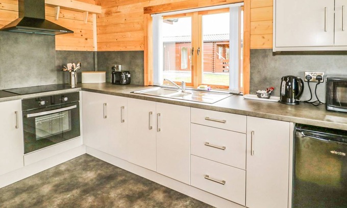 Dwyran Cottage | A top quality lodge with stunning views of the Snowdonia mountain range in the distance.