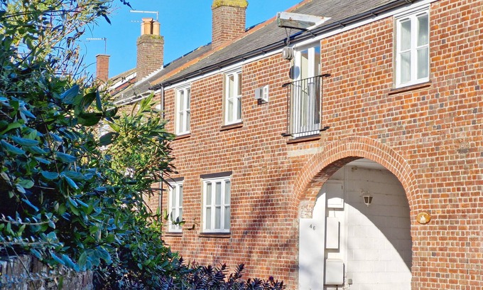Emsworth Cottage | A town house that sleeps 6 guests in 3 bedrooms