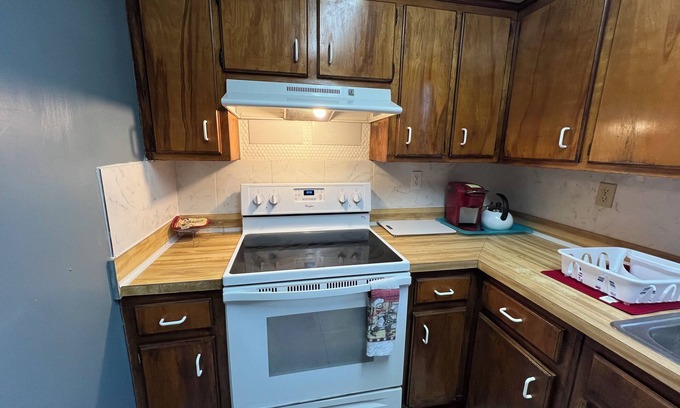 St. Marys House | A travelers home, community pool, center location