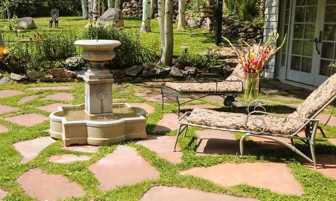 Woody Creek House | A tropical inn on the river