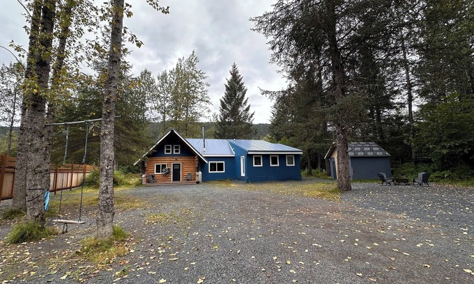 Bear Creek House | A true Alaskan home, short drive from town, relaxing and cozy in the forest.