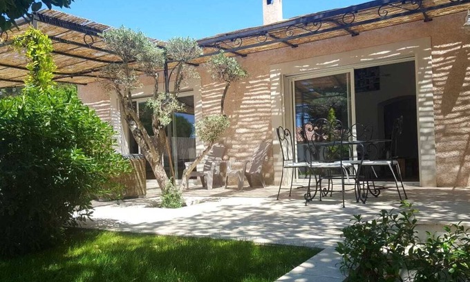 Velaux Villa | A villa in Provence, swimming pool and shady garden