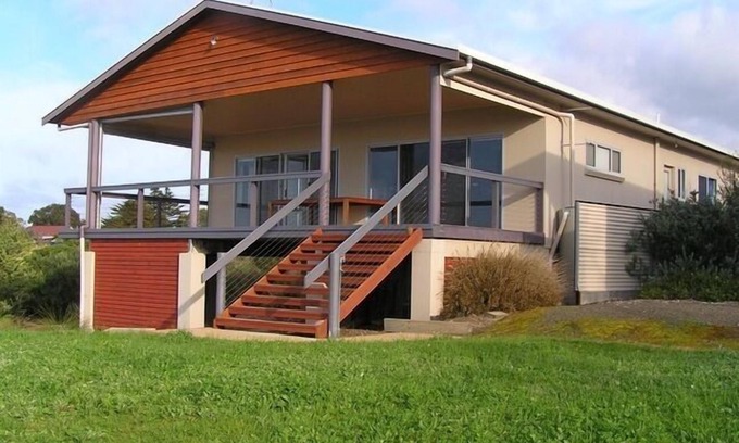 Kingscote House | Aalen Beach House | Kangaroo Island - Direct beach access in a central location