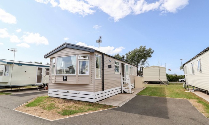 Towyn Cottage | ABCVAN, family friendly, with a garden in Towyn