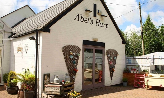 Bromlow House | Abel's Harp