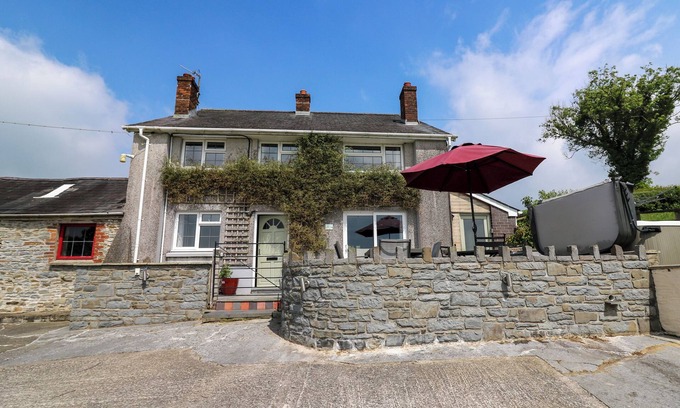 Lampeter Cottage | ABERDAUDDWR, pet friendly, with hot tub in Lampeter