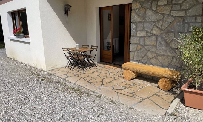 Annecy-le-Vieux Apartment | Abri du petit port - Appart 400m from the lake