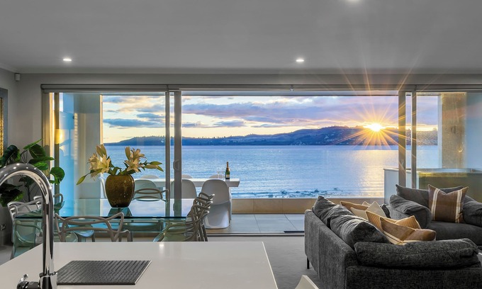 Hilltop Apartment | Absolute Lakefront - Views, Spa, Pool and Gym