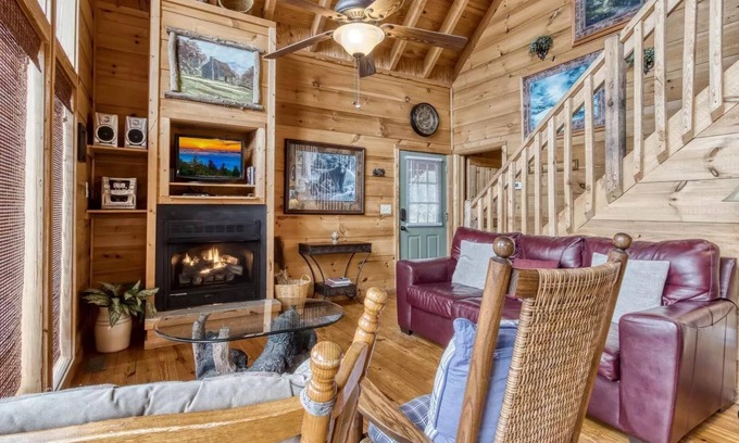 Gatlinburg - Pigeon Forge Cabin | Abundant Views- Ultra-private and spacious cabin with abundant mountain views!