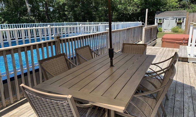 Chatham House | AC, Pool, Hot Tub, Fenced Yard, Beach vacation home