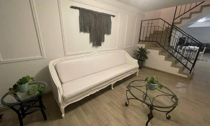 Leon House | Acacia Morada