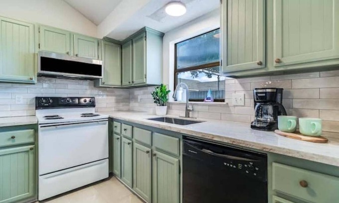 Milton House | Acadiana Stay Near Sports, Dining, Entertainment