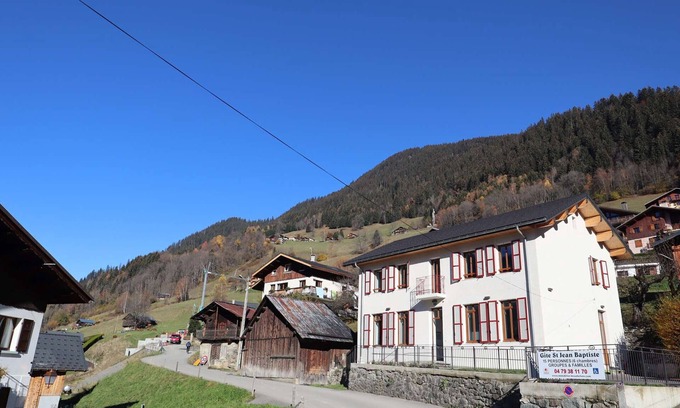 Beaufort House | Accessible Gîte for 15 Guests, 2-Star Rated, Fully Equipped, Parking, Near Nature.