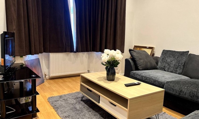 Marlborough House | Ace Space III | 3bed Home | Easy London Access