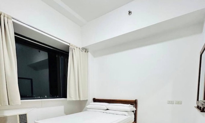 Kapitolyo Apartment | Ace Suites by the WaterSpa - Budget Family Room