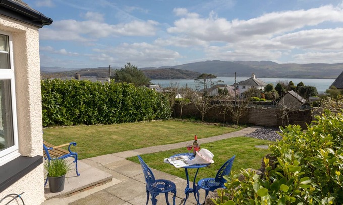 Borth-y-Gest Cottage | ACHIPUR, pet friendly, with open fire in Porthmadog