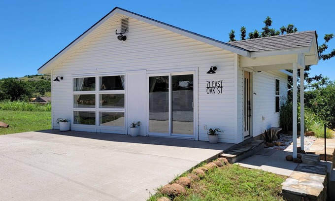 Medicine Park Cottage | Acorn Cottage: bright luxury boho home with large outdoor fenced patio area!