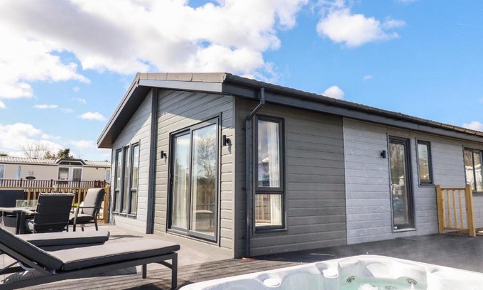 Redruth House | Acorn Lodge