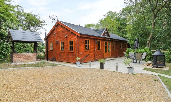 Saxmundham Cottage | ACORN LODGE, pet friendly, country holiday cottage in Saxmundham