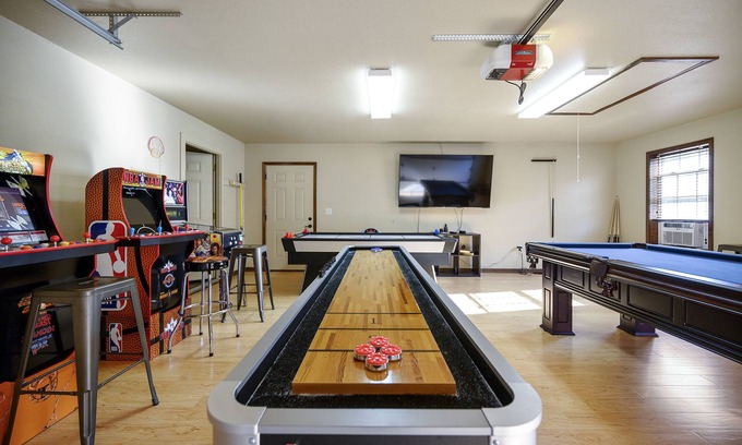 Broken Bow Cabin | Acres BEST GAME Rm Sleeps 8 - 2 acre- Hot tub, Fire Pit