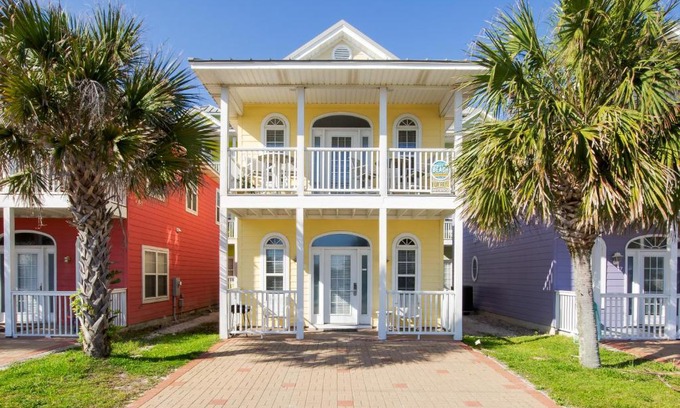 Lullwater Beach House | Across Street from Beach - Close to Pier Park - Sleeps 6!
