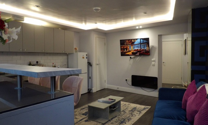 Leith Apartment | Adjoining 1 bedroom apartment Leith Tram Station