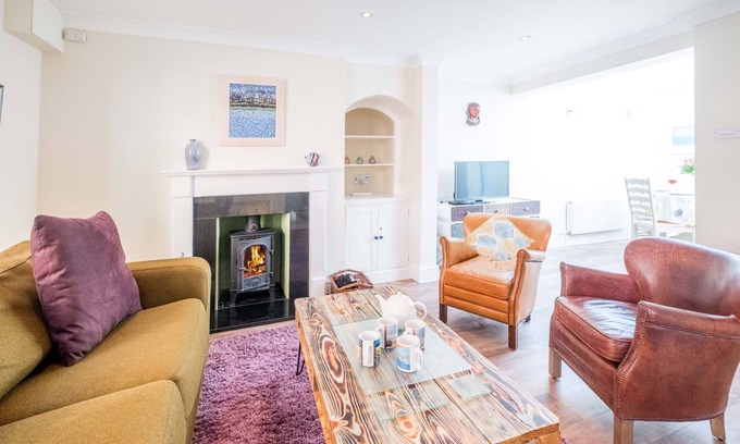 Aldeburgh Cottage | Admiral Cottage - sleeps 2 guests in 1 bedroom