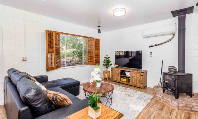 Ukiah House | Adorable 1 bed/1 bath house with indoor Fireplace