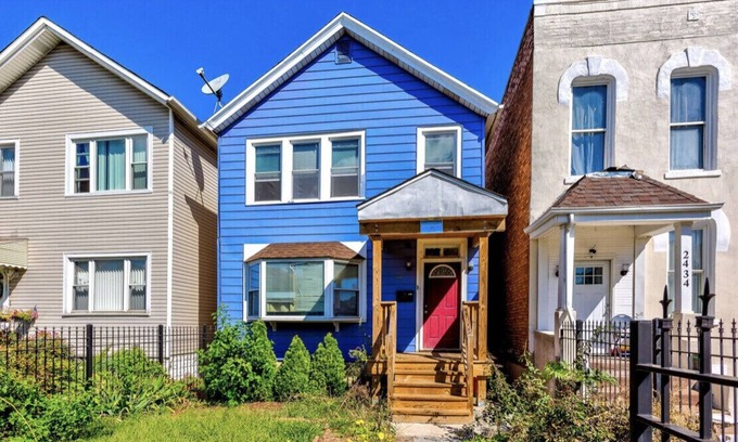 Tri-Taylor Apartment | Adorable 2-bed with air hockey table