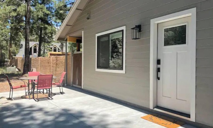 Flagstaff House | Adorable 2 bedroom guesthouse in the pines