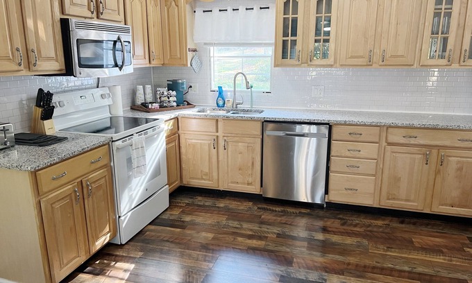 Southmont House | Adorable 3 bed+ 2 bath home @ High Rock Lake