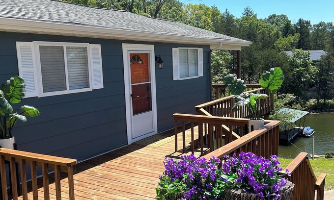 Barnett House | Adorable 3 Bedroom Bungalow