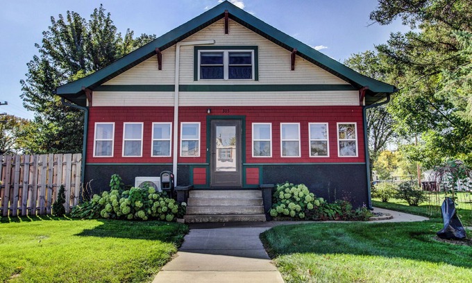 Little Falls House | Adorable 3-bedroom charming little ranch house with AC in historical LittleFalls