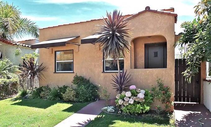 Belmont Shore House | Adorable Beach Bungalow