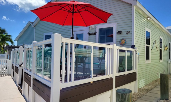 Marathon Cottage | Adorable Canal Front Cottage