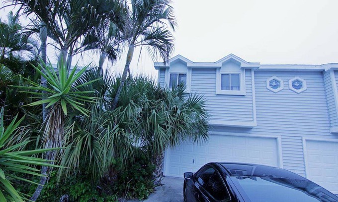 Palm Harbor Villa | Adorable Condo- 5 miles from Awesome Honey Moon Island! Upscale neighborhood!