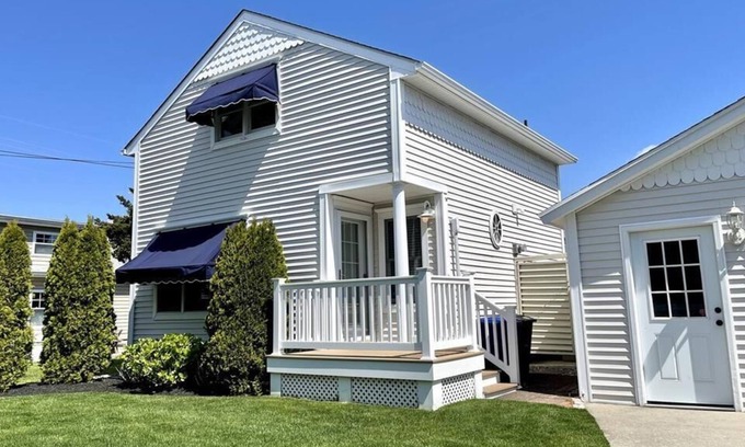 Avalon Cottage | Adorable cottage on shared lot, private balcony