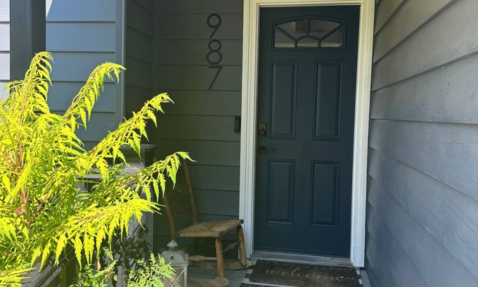 Redmond House | Adorable Pet-Friendly House - Walking Distance to Downtown and Dry Canyon