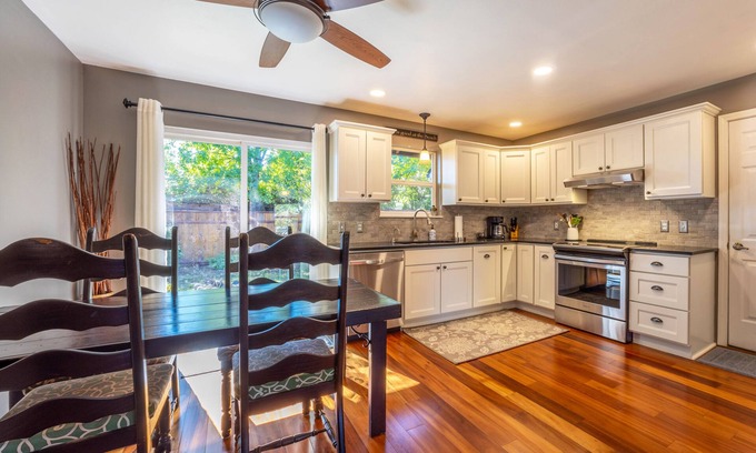 Hood River House | Adorable Remodeled, Quiet, Near Town, Fenced Yard, Pet Friendly