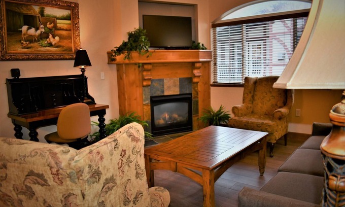 Midway Villa | Adventure Hub~Backcountry Ski|Snowmobile|Scuba Diving Villa 3050-1